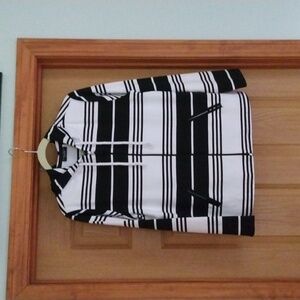 NEW! SUSAN GRAVER BLACK/WHITE STRIPED HOODIE, ZIP FRONT, WITH POCKETS. MEDIUM.